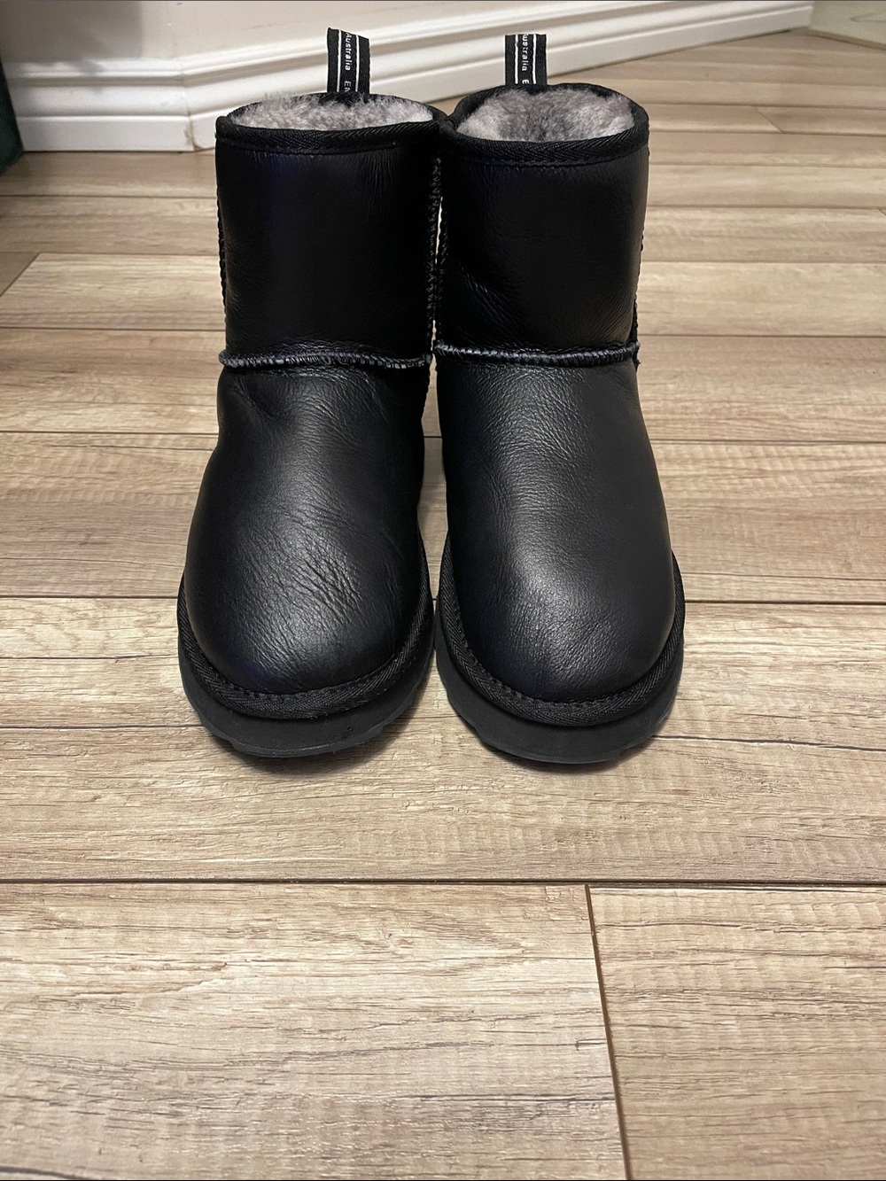Emu  Australia Black water resistant ship skin Boots size 9 new with out box